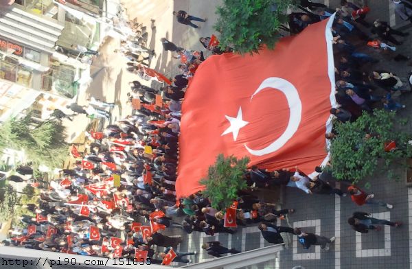 Trabzon Şehitleri İçin Yürüyüş Yapıyor Trabzon Şehitleri İçin Yürüyüş Yapıyor